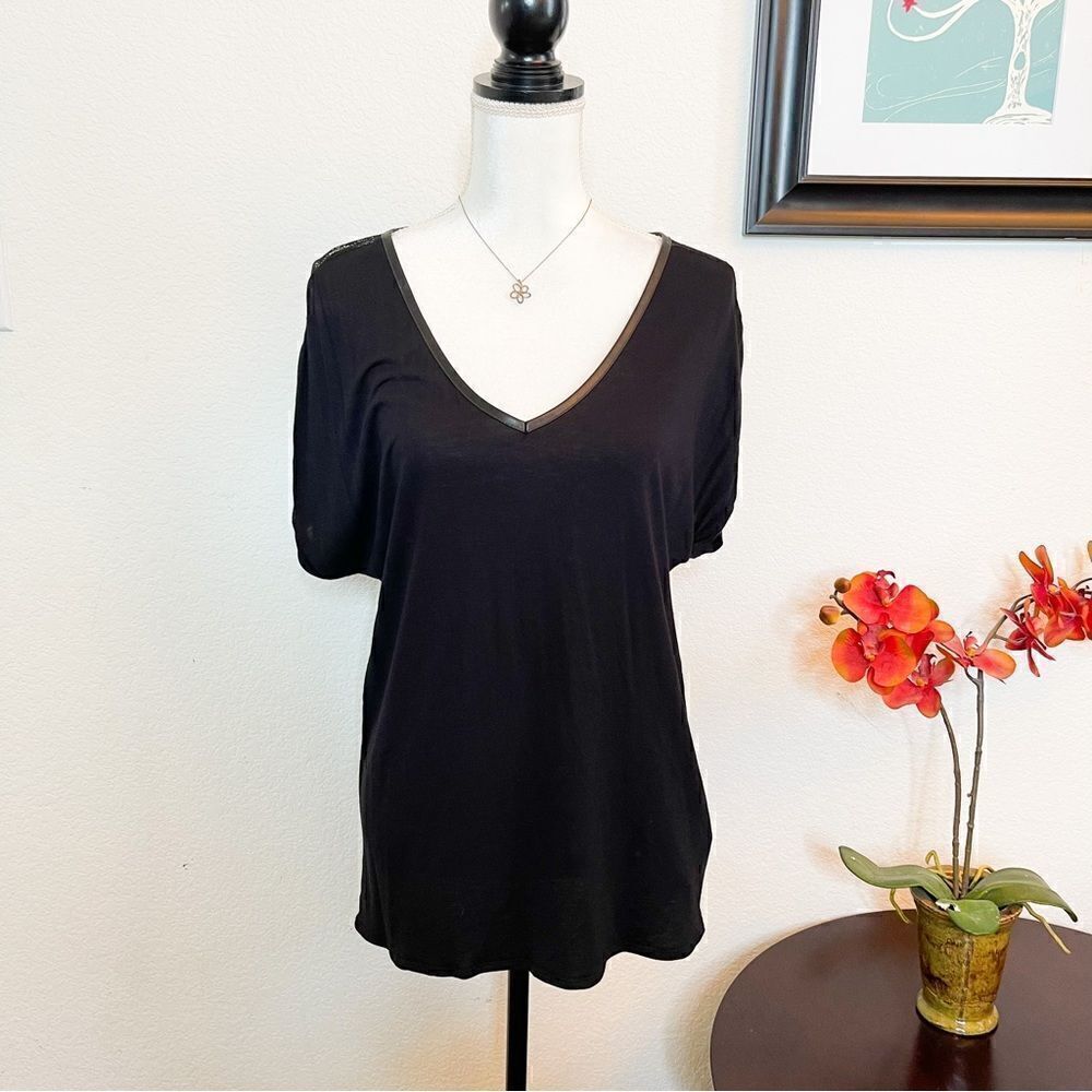 🍋 Calvin Klein • Women’s V-Neck Blouse w/Lace Shoulders & Faux Leather Sz L